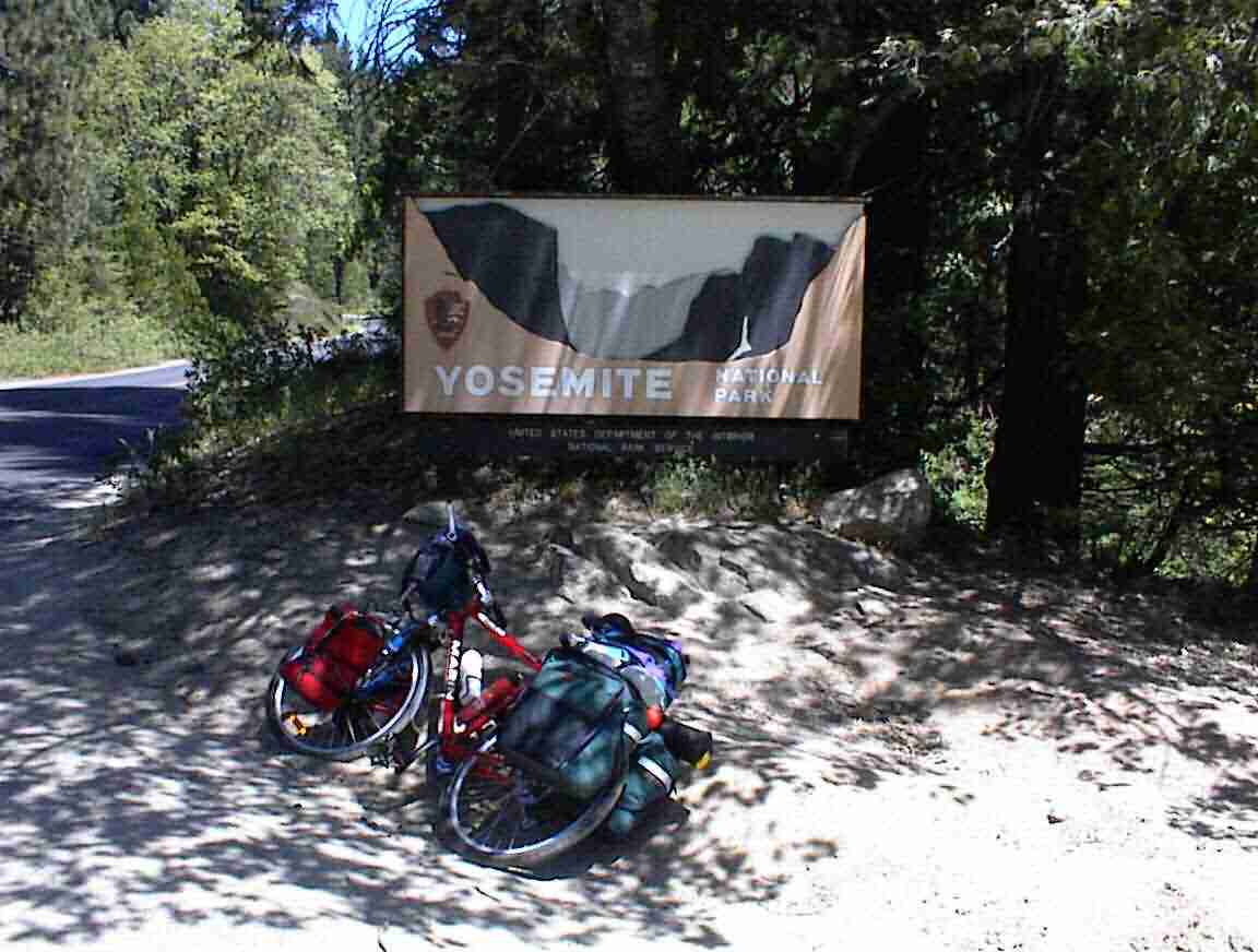 Yosemite sign.jpg (176383 bytes)